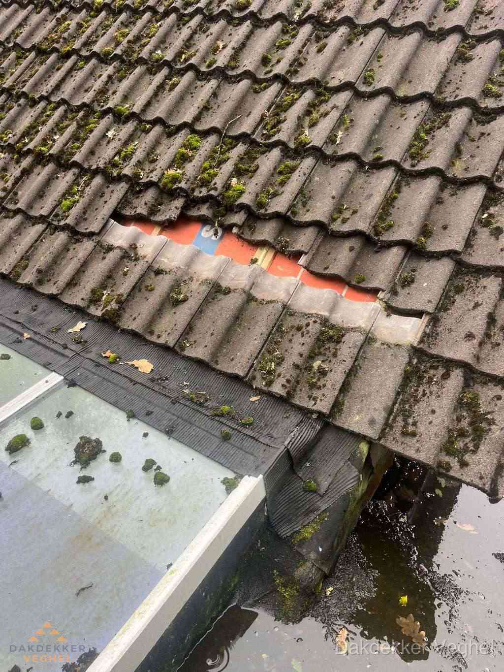 Beschadigd pannendak met ontbrekende dakpannen voor reparatie in Veghel Beschadigd pannendak met ontbrekende dakpannen voor reparatie in Veghel