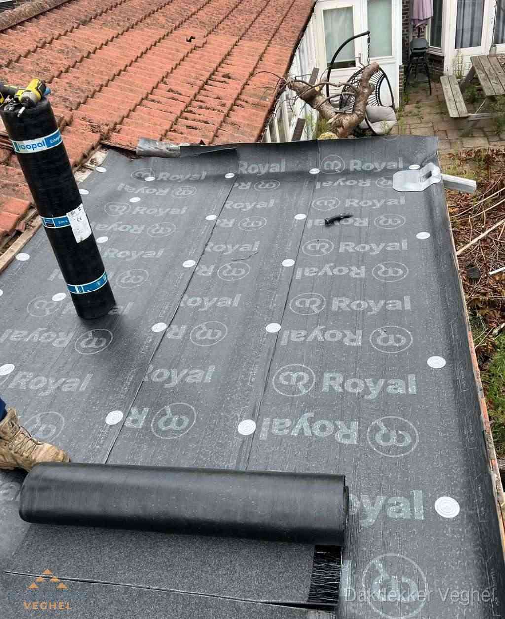 Plat dak met nieuwe bitumen dakbedekking en brandgereedschap in Veghel Plat dak met nieuwe bitumen dakbedekking en brandgereedschap in Veghel