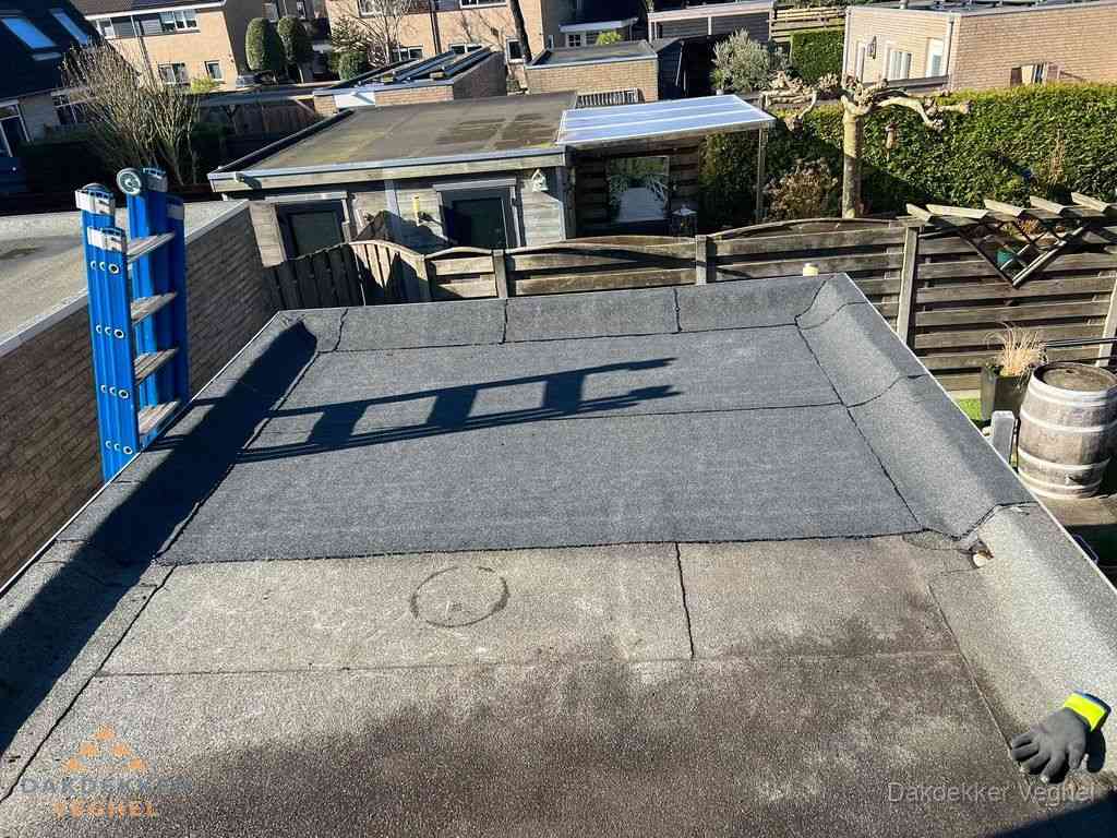 Dakdekker legt onderlaag op plat dak met houten constructie in Veghel Dakdekker legt onderlaag op plat dak met houten constructie in Veghel