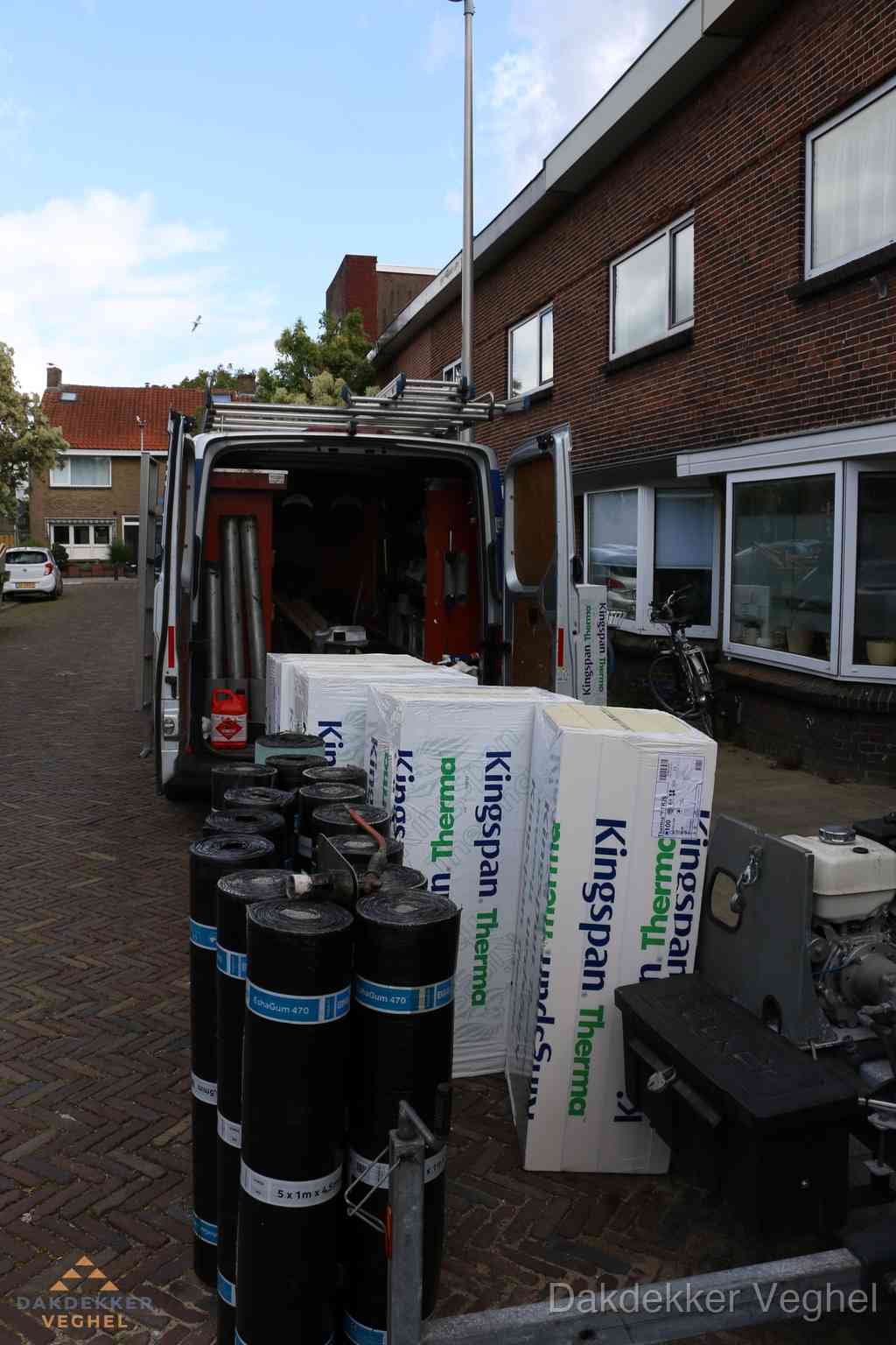 Plat dak met bitumen dakbedekking en brander in Veghel Plat dak met bitumen dakbedekking en brander in Veghel