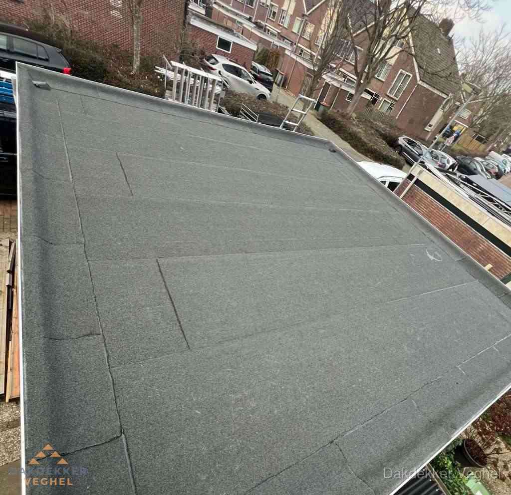Nieuwe bitumen dakbedekking op plat dak van garage in Veghel Nieuwe bitumen dakbedekking op plat dak van garage in Veghel