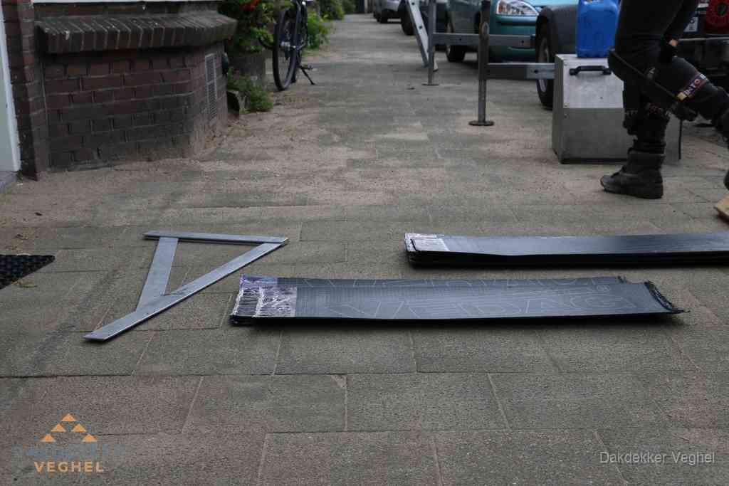 Dakbedekkingsmateriaal en zinkwerk klaargelegd voor reparatie in Veghel Dakbedekkingsmateriaal en zinkwerk klaargelegd voor reparatie in Veghel