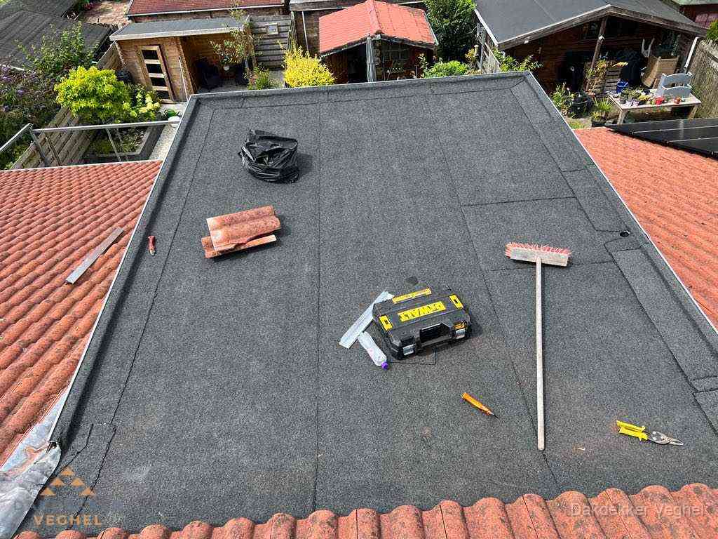 Nieuw plat dak met bitumen dakbedekking in Veghel Nieuw plat dak met bitumen dakbedekking in Veghel