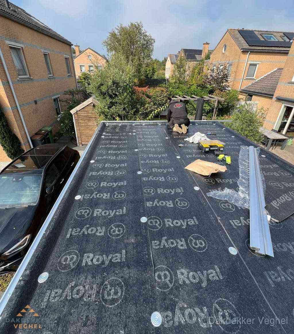 Dakdekker aan het werk op plat dak renovatie in Veghel Dakdekker aan het werk op plat dak renovatie in Veghel