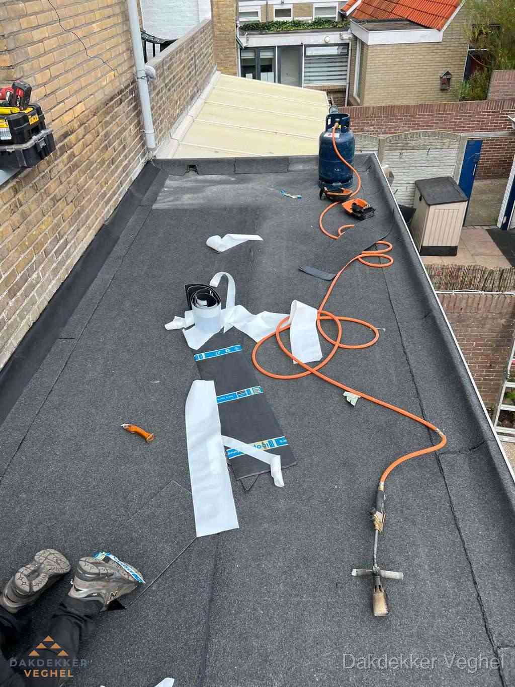 Dakdekker brengt EPDM dakbedekking aan op plat dak in Veghel Dakdekker brengt EPDM dakbedekking aan op plat dak in Veghel