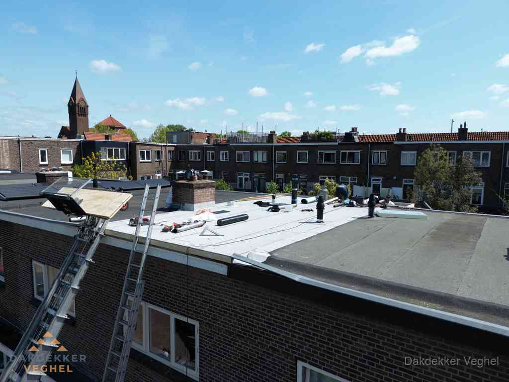 Dakdekkers aan het werk op plat dak in Veghel Dakdekkers aan het werk op plat dak in Veghel