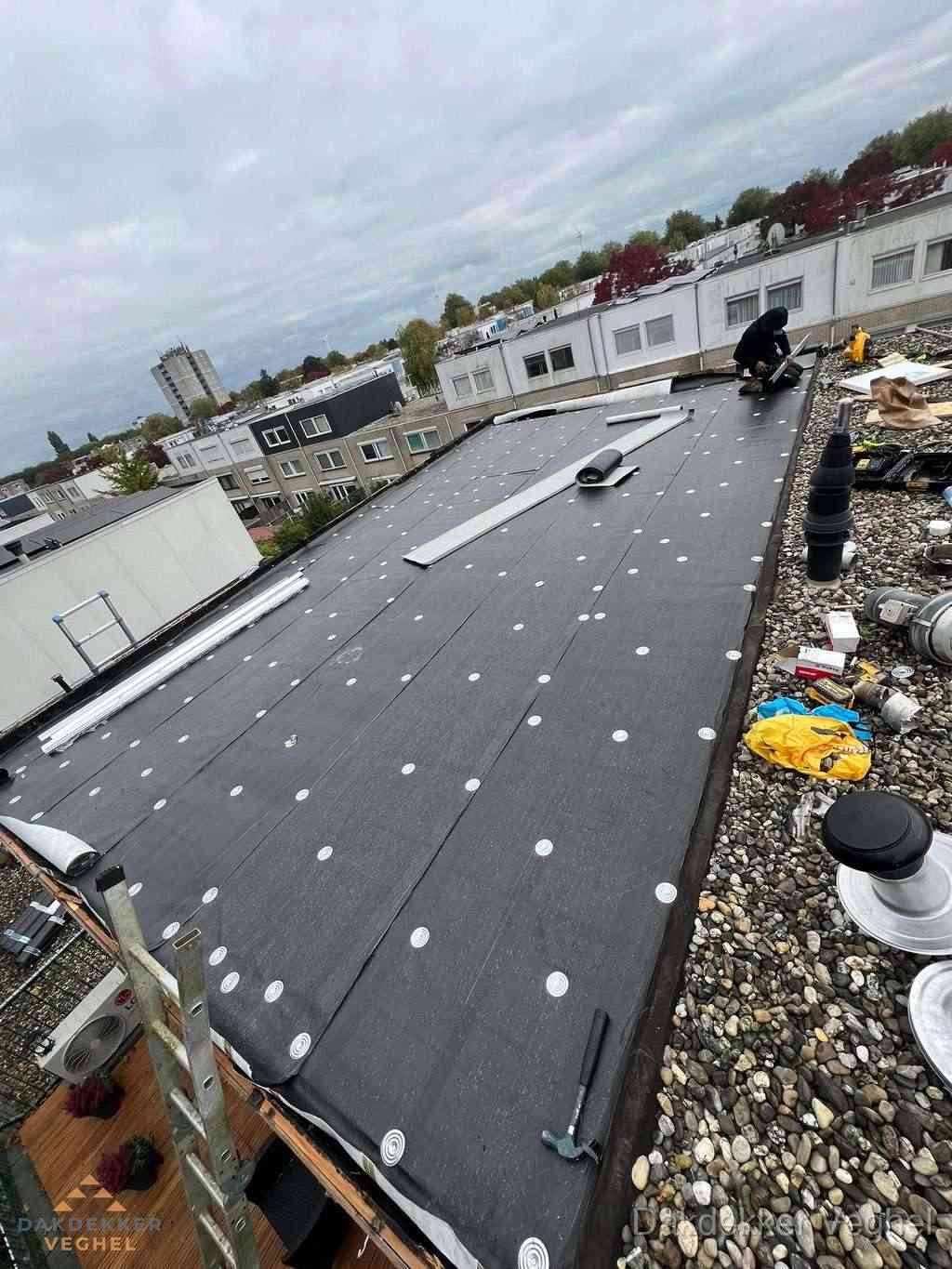 Dakleer vervangen op groot plat dak door dakdekker in Veghel Dakleer vervangen op groot plat dak door dakdekker in Veghel
