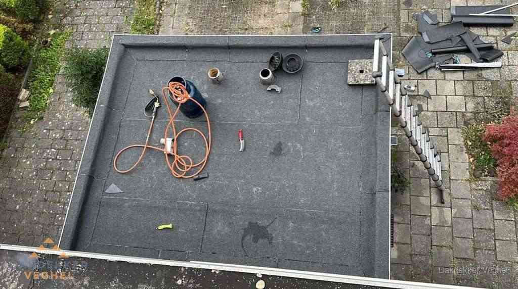 Plat dak met nieuwe bitumen bedekking in Veghel Plat dak met nieuwe bitumen bedekking in Veghel