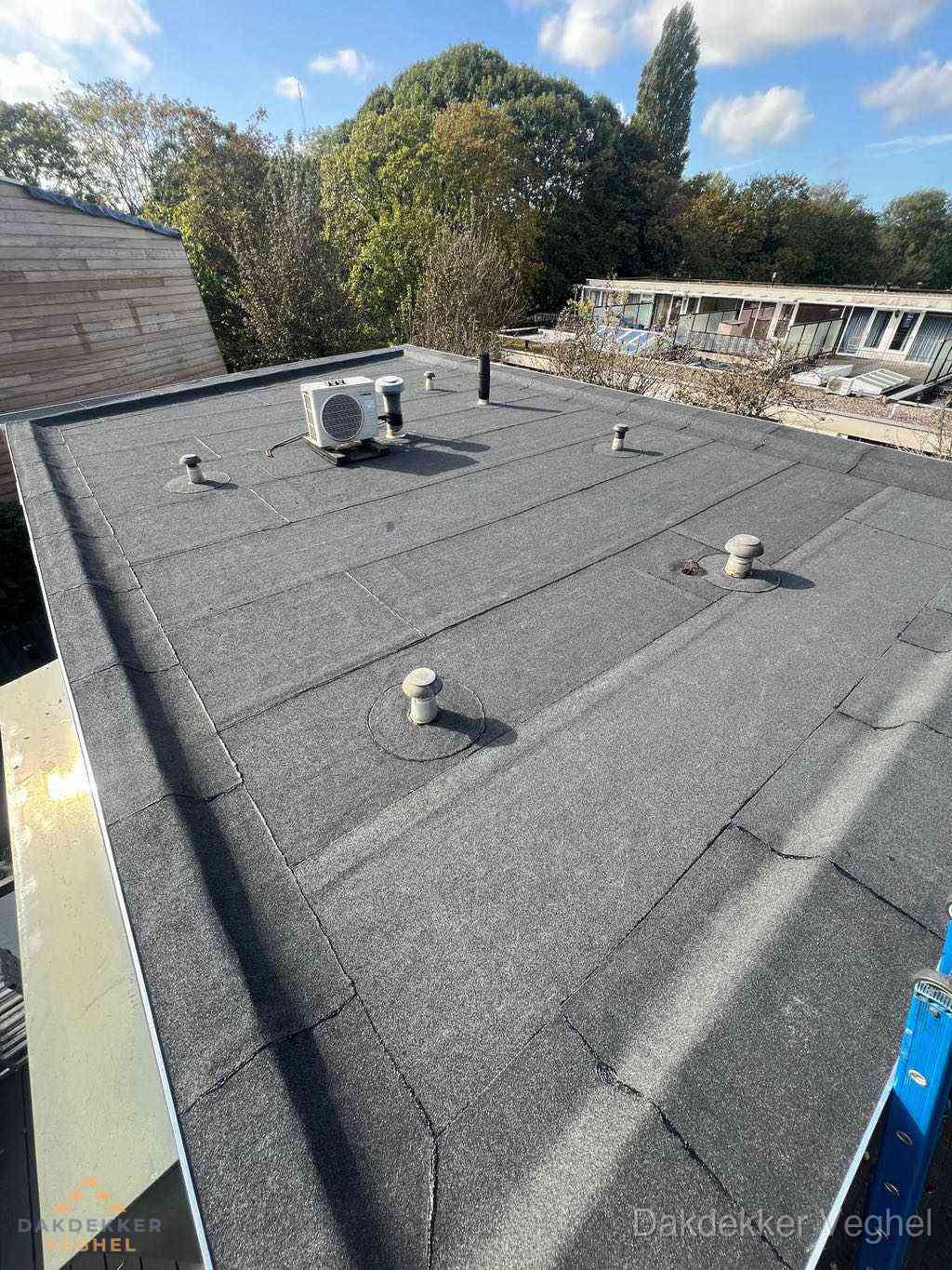 Plat dak met bitumen en brandgereedschap van dakdekkersbedrijf in Veghel Plat dak met bitumen en brandgereedschap van dakdekkersbedrijf in Veghel