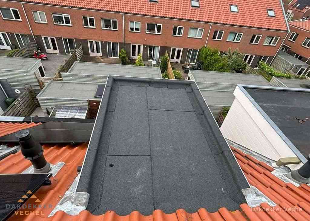 Plat dak met bitumen bedekking naast dakkapel in Veghel Plat dak met bitumen bedekking naast dakkapel in Veghel