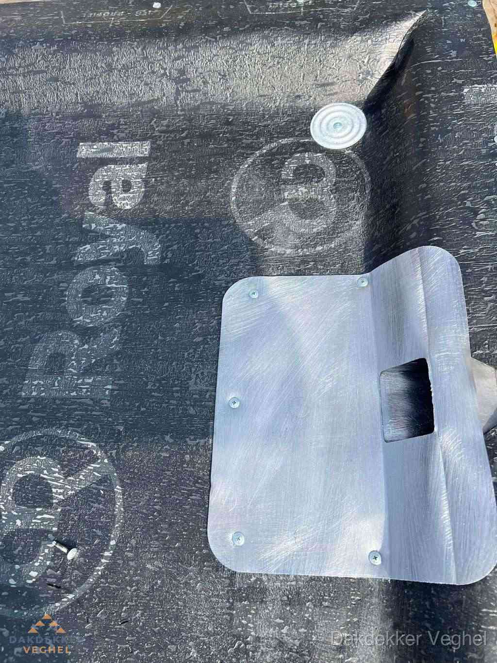 Dakdoorvoer met metalen afvoerplaat op bitumen dak in Veghel Dakdoorvoer met metalen afvoerplaat op bitumen dak in Veghel