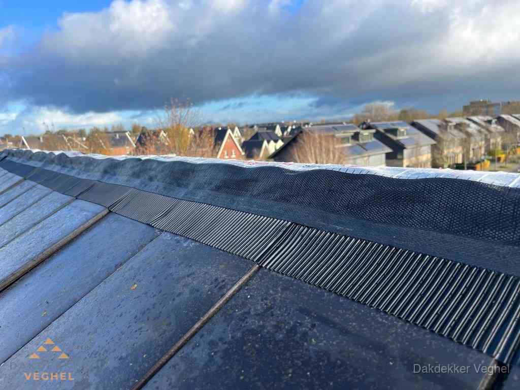 Dakisolatie bij de nok met ventilatieprofiel op schuin dak in Veghel Dakisolatie bij de nok met ventilatieprofiel op schuin dak in Veghel