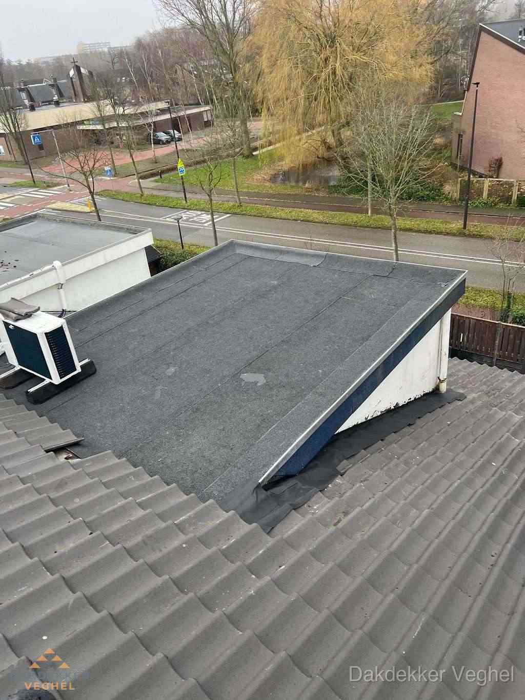 Plat dak met bitumen dakbedekking naast schuin pannendak in Veghel Plat dak met bitumen dakbedekking naast schuin pannendak in Veghel
