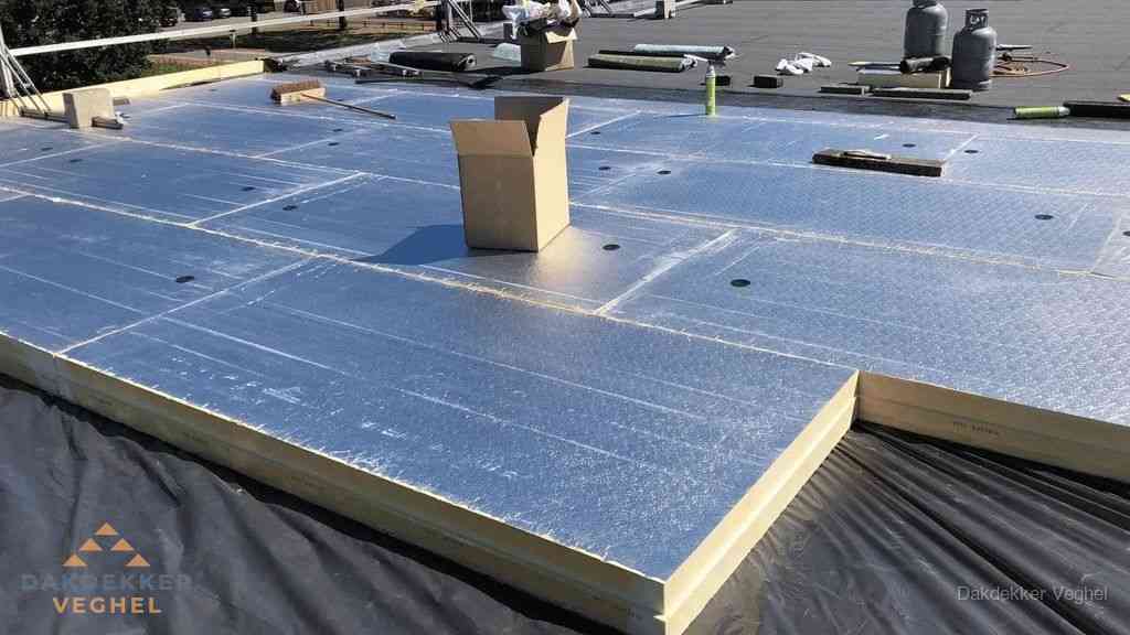 PIR isolatieplaten worden gelegd op plat dak voor dakisolatie in Veghel PIR isolatieplaten worden gelegd op plat dak voor dakisolatie in Veghel