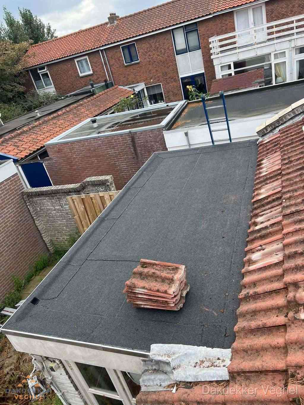 Aanbouw plat dak met reservepannen voor dakpannen vervangen in Veghel Aanbouw plat dak met reservepannen voor dakpannen vervangen in Veghel