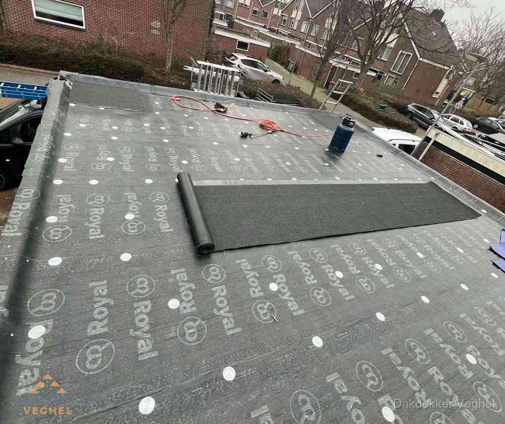 Dakdekker aan het werk met gasbrander op plat bitumen dak in Veghel Dakdekker aan het werk met gasbrander op plat bitumen dak in Veghel