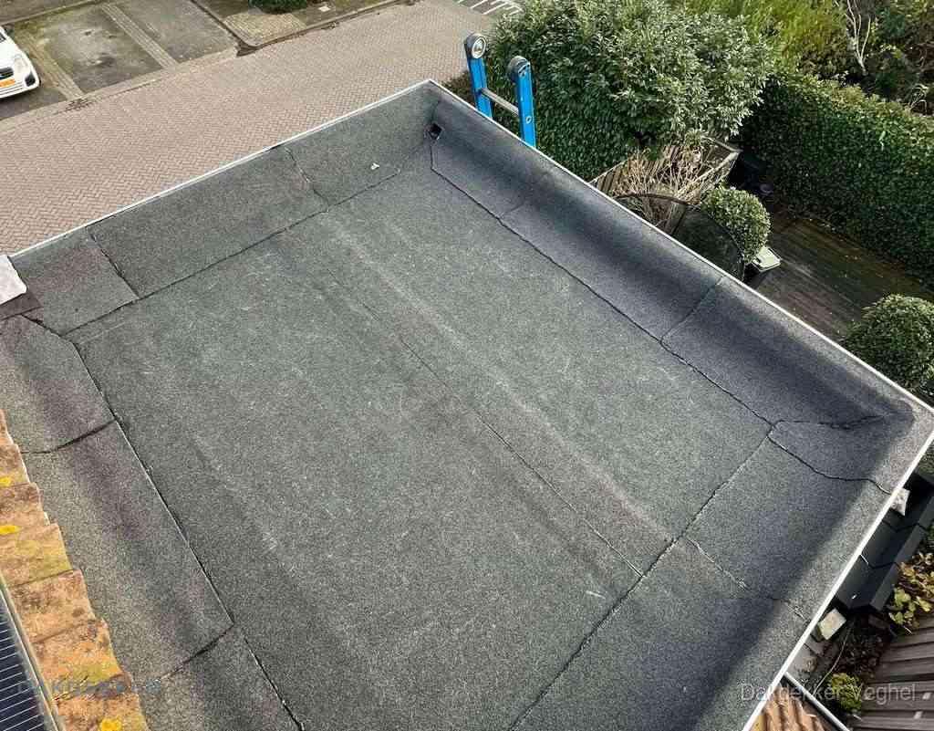 Gerenoveerd plat dak met nieuwe bitumen dakbedekking in Veghel Gerenoveerd plat dak met nieuwe bitumen dakbedekking in Veghel
