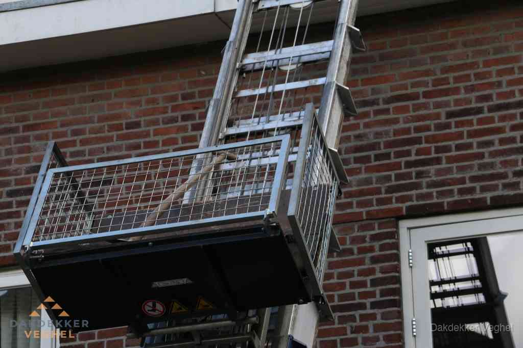 Ladderlift met dakpannen voor dakpan reparatie in Veghel Ladderlift met dakpannen voor dakpan reparatie in Veghel