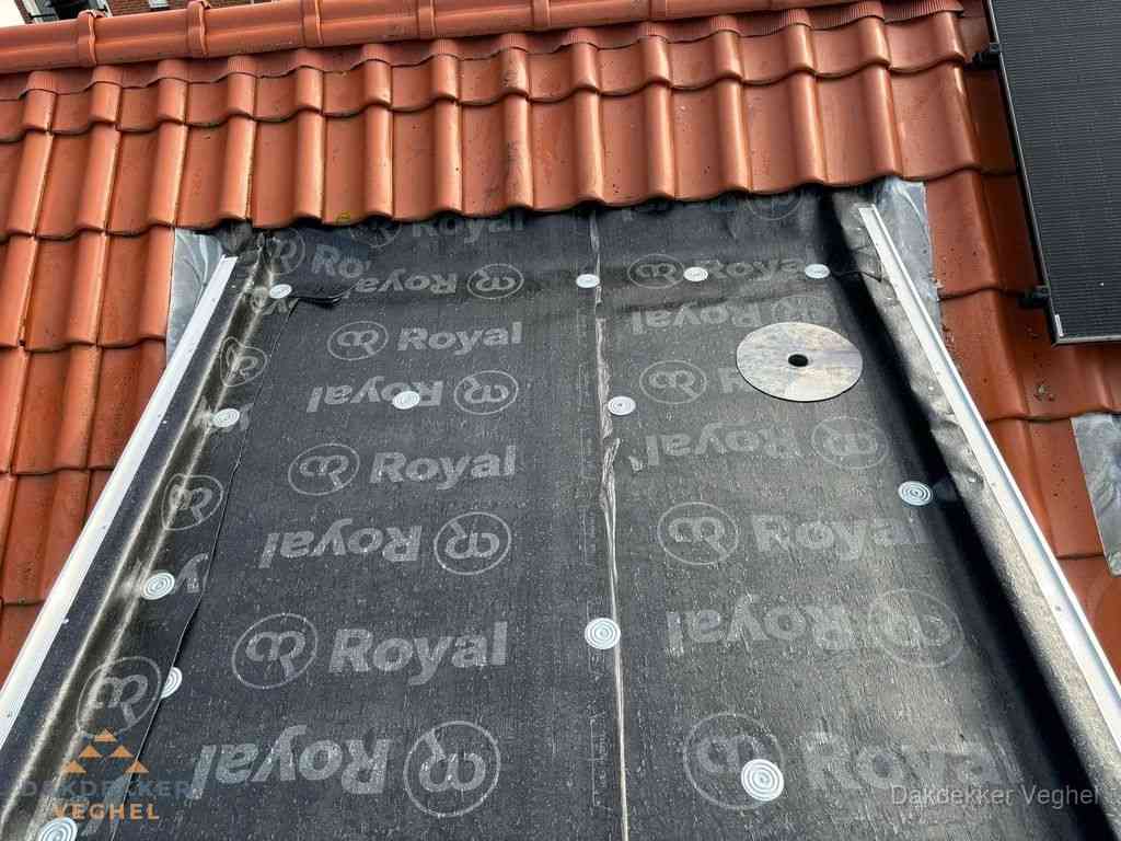 Nieuw dak met dakpannen en Royal onderlaag bij woning in Veghel Nieuw dak met dakpannen en Royal onderlaag bij woning in Veghel