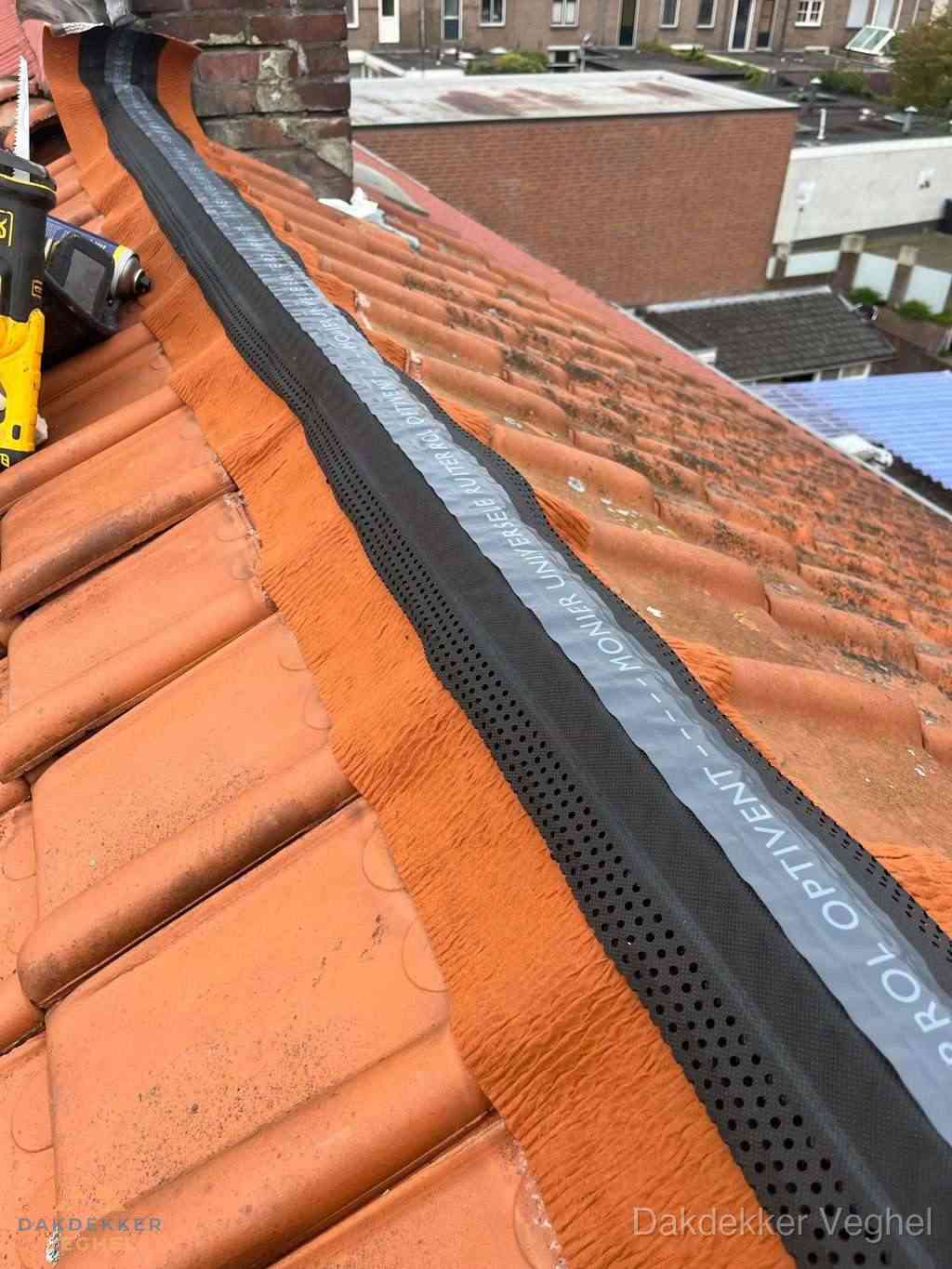Plat dak aanbouw met bitumen naast schuin pannendak in Veghel Plat dak aanbouw met bitumen naast schuin pannendak in Veghel