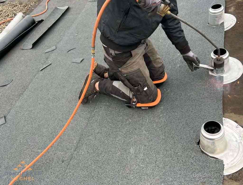 Gereedschap op nieuw plat dak na renovatie in Veghel Gereedschap op nieuw plat dak na renovatie in Veghel