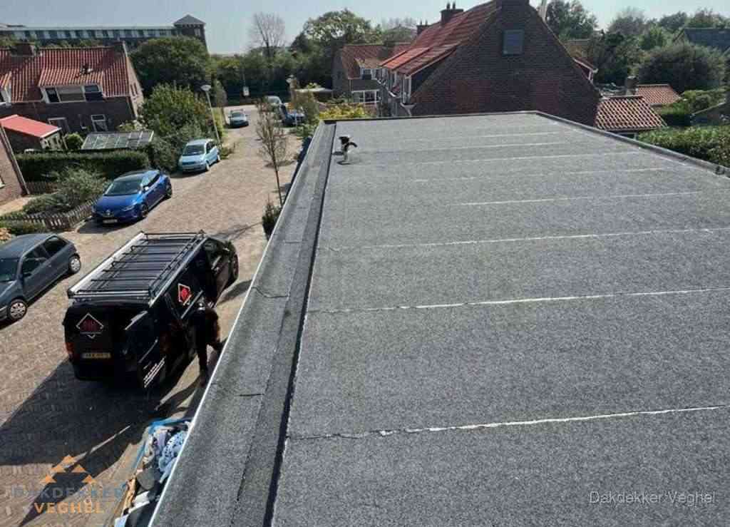Nieuw bitumen plat dak met uitzicht over landschap in Veghel Nieuw bitumen plat dak met uitzicht over landschap in Veghel