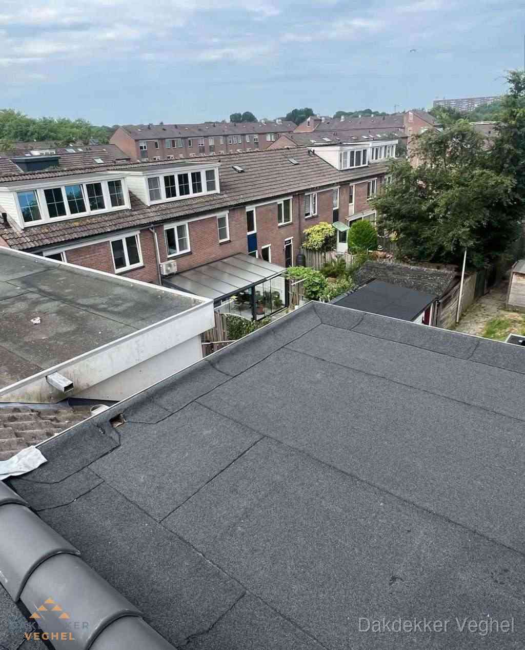 Vernieuwd plat dak met bitumen in woonwijk in Veghel Vernieuwd plat dak met bitumen in woonwijk in Veghel