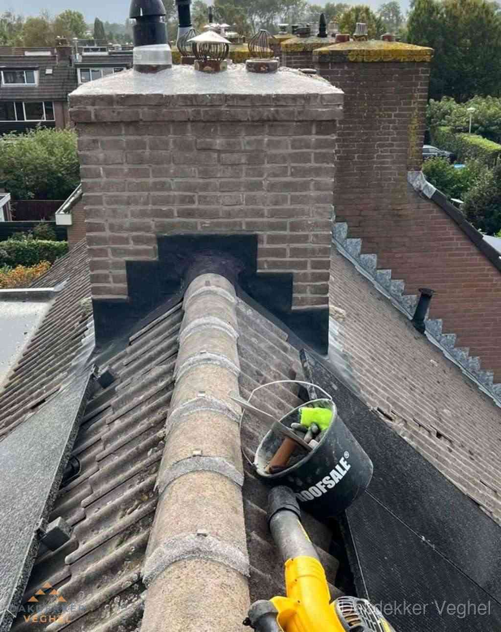 Dakdekker repareert bitumen dakleer bij dakdoorvoer in Veghel Dakdekker repareert bitumen dakleer bij dakdoorvoer in Veghel